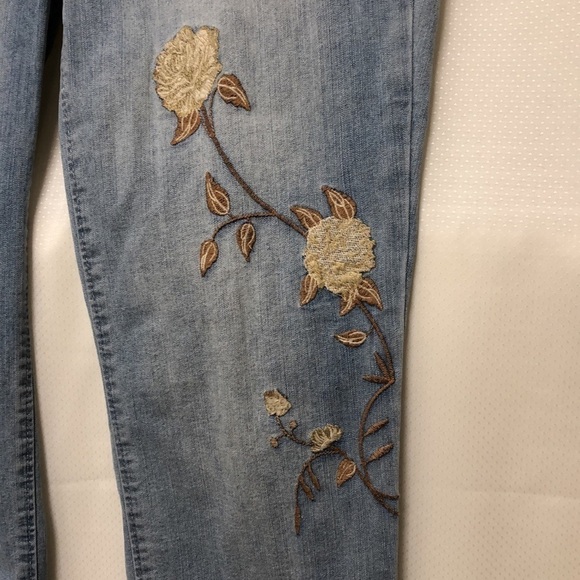 Gloria Vanderbilt “Jordyn” All Around Slimming Effect Embroidered Capri Jeans - Picture 3 of 13